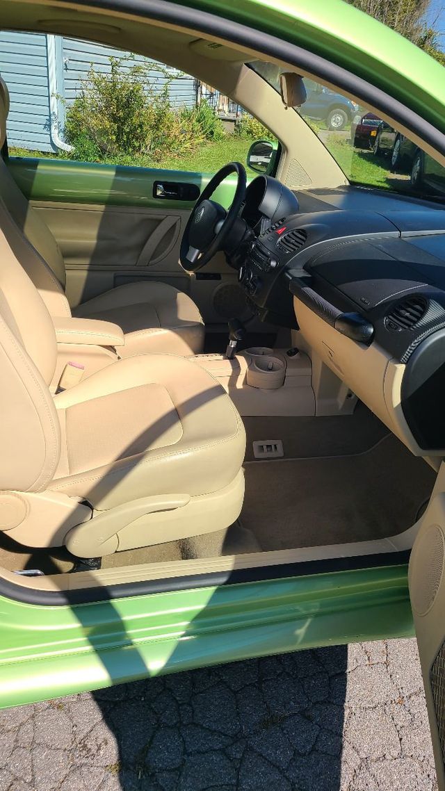 2004 Volkswagen New Beetle Coupe 2dr Coupe GLS Automatic - 22156633 - 16