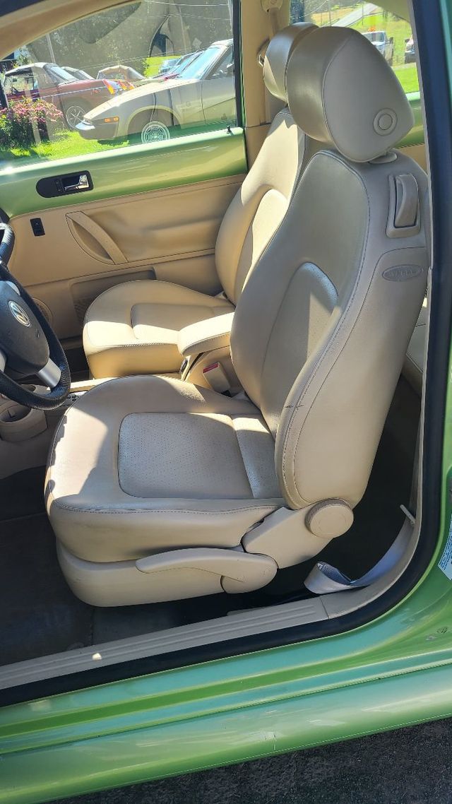 2004 Volkswagen New Beetle Coupe 2dr Coupe GLS Automatic - 22156633 - 8