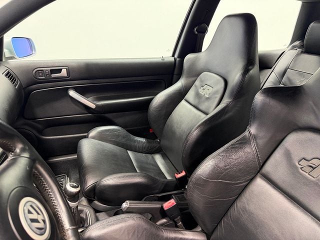 2004 Volkswagen R32 2dr Hatchback 6-Speed Manual - 22987861 - 10