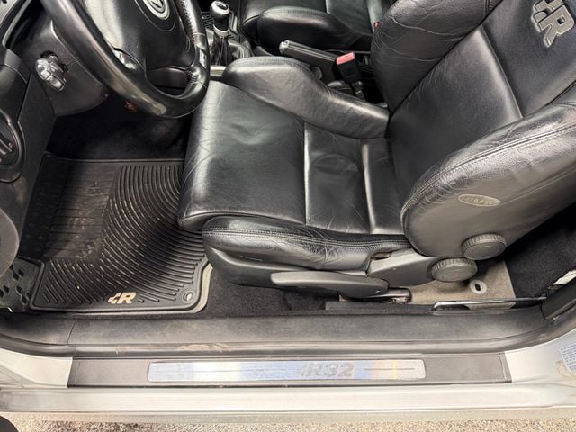 2004 Volkswagen R32 2dr Hatchback 6-Speed Manual - 22987861 - 17