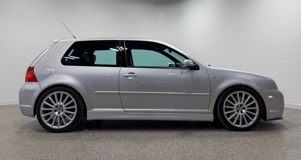 2004 Volkswagen R32 2dr Hatchback 6-Speed Manual - 22987861 - 18
