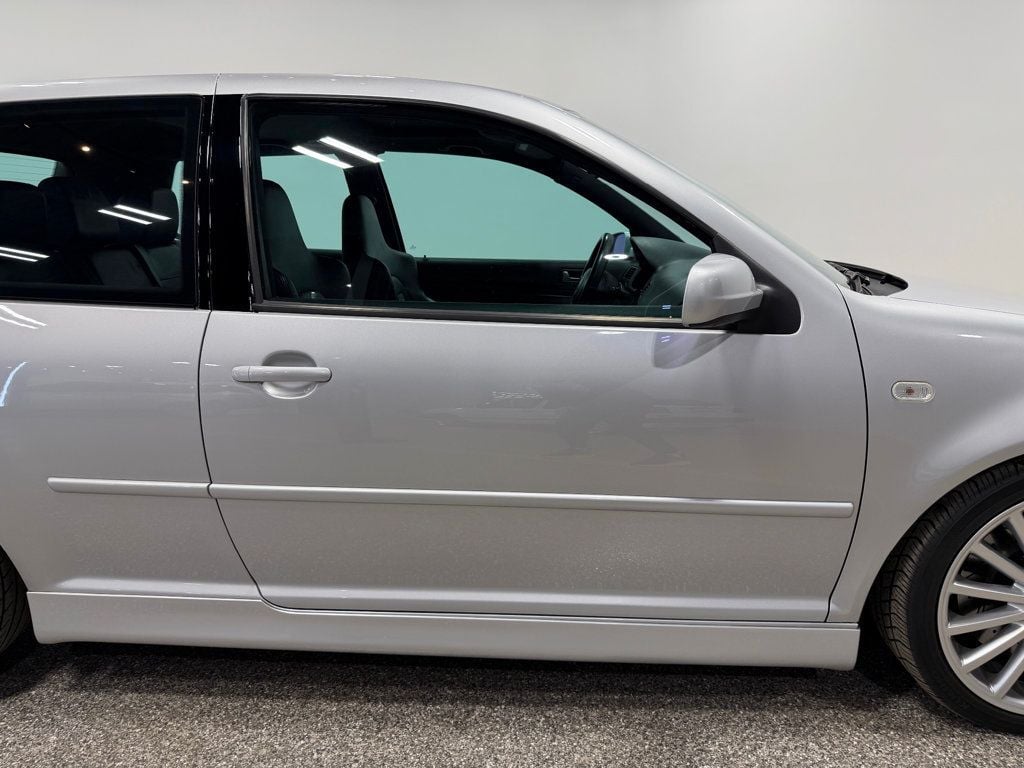 2004 Volkswagen R32 2dr Hatchback 6-Speed Manual - 22987861 - 21