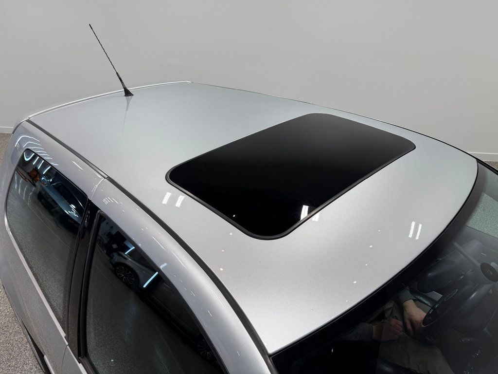 2004 Volkswagen R32 2dr Hatchback 6-Speed Manual - 22987861 - 23