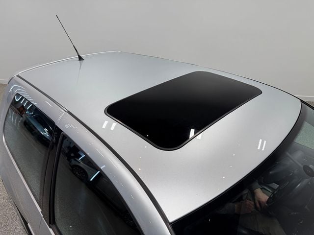 2004 Volkswagen R32 2dr Hatchback 6-Speed Manual - 22987861 - 23