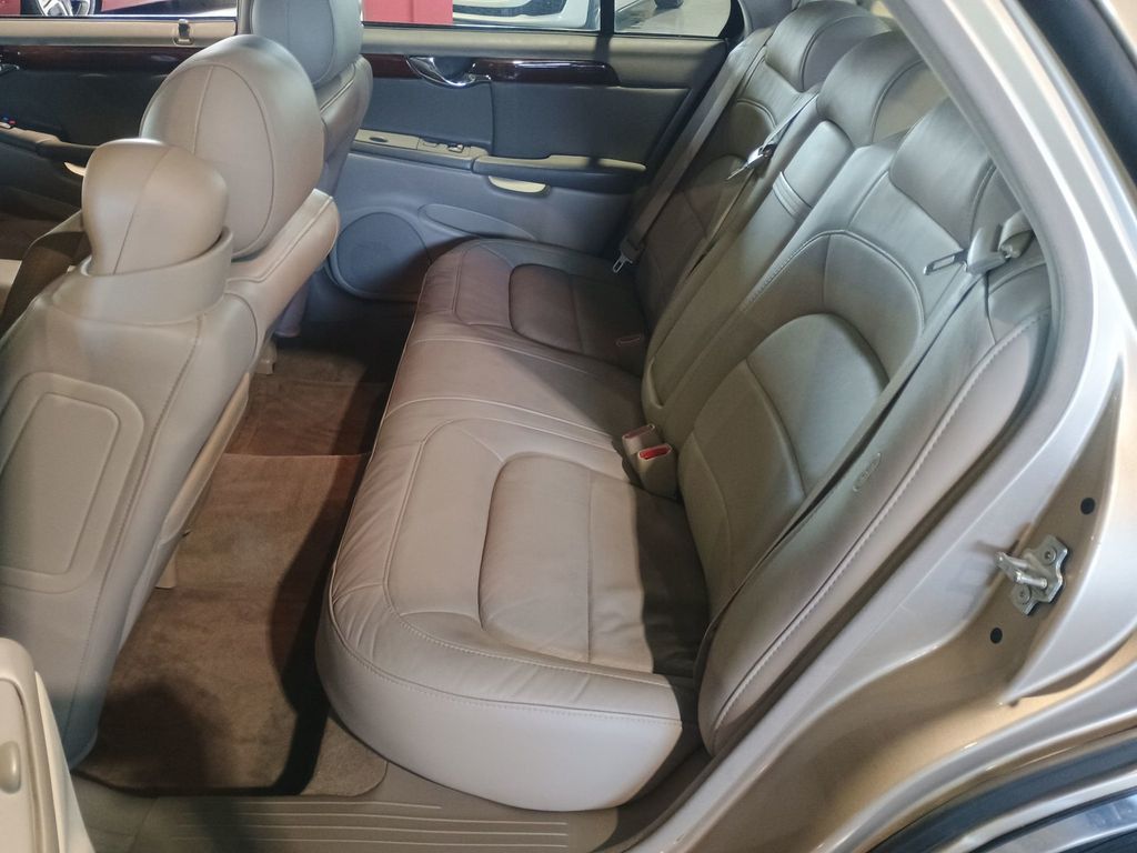 2005 Cadillac DeVille 4dr Sedan DTS Clean Carfax Florida Car - 22974277 - 27