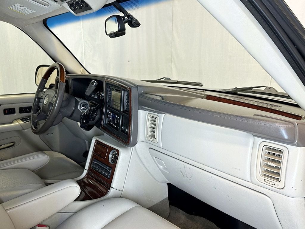 2005 Cadillac Escalade 4dr 2WD - 23053939 - 24