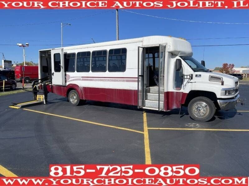 2005 Chevrolet C5500 HANDICAP WHEELCHAIR/MOBILITY BUS W/ HYDRAULIC LIFT - 22140879 - 0