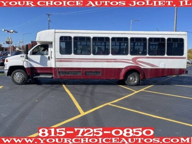 2005 Chevrolet C5500 HANDICAP WHEELCHAIR/MOBILITY BUS W/ HYDRAULIC LIFT - 22140879 - 2