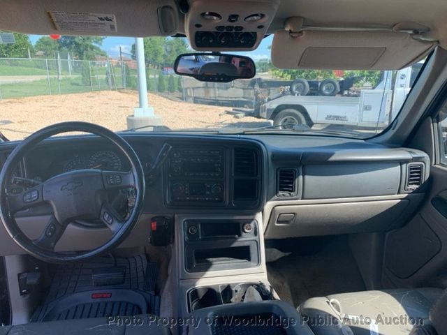 2005 Chevrolet Suburban 4dr 1500 4WD LT - 23058586 - 4
