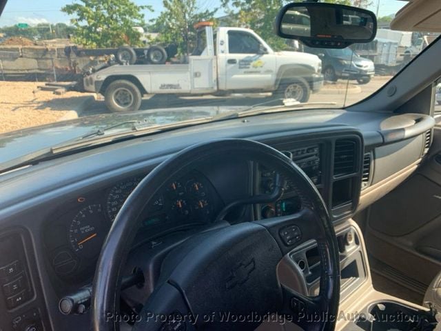 2005 Chevrolet Suburban 4dr 1500 4WD LT - 23058586 - 5