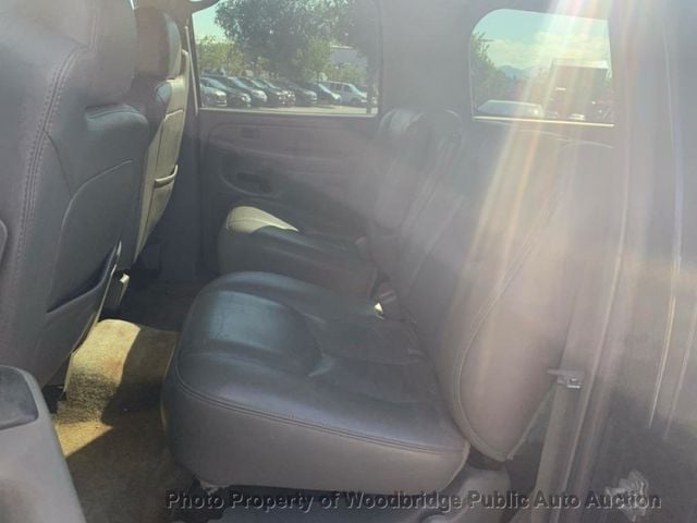 2005 Chevrolet Suburban 4dr 1500 4WD LT - 23058586 - 7
