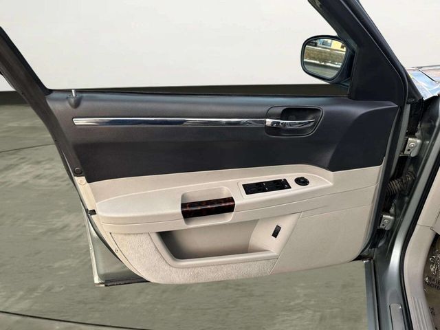 2005 Chrysler 300 4dr Sedan 300C *Ltd Avail* - 22982594 - 9