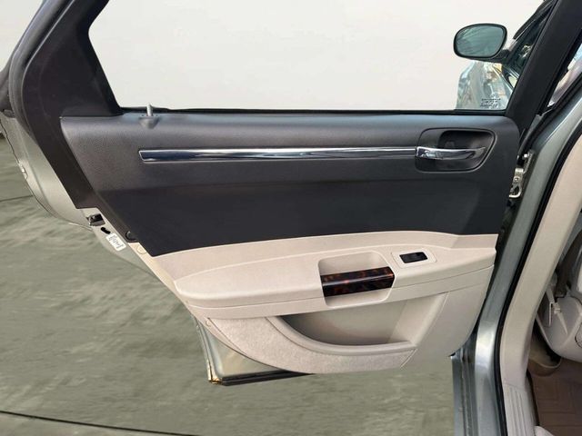 2005 Chrysler 300 4dr Sedan 300C *Ltd Avail* - 22982594 - 11