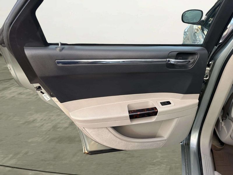 2005 Chrysler 300 4dr Sedan 300C *Ltd Avail* - 22982594 - 11