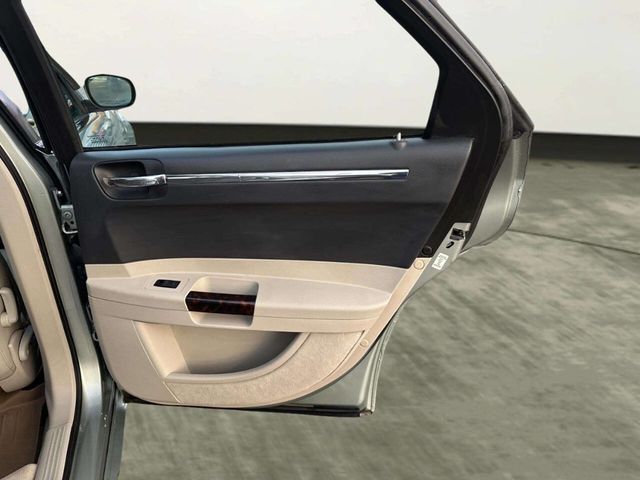 2005 Chrysler 300 4dr Sedan 300C *Ltd Avail* - 22982594 - 15