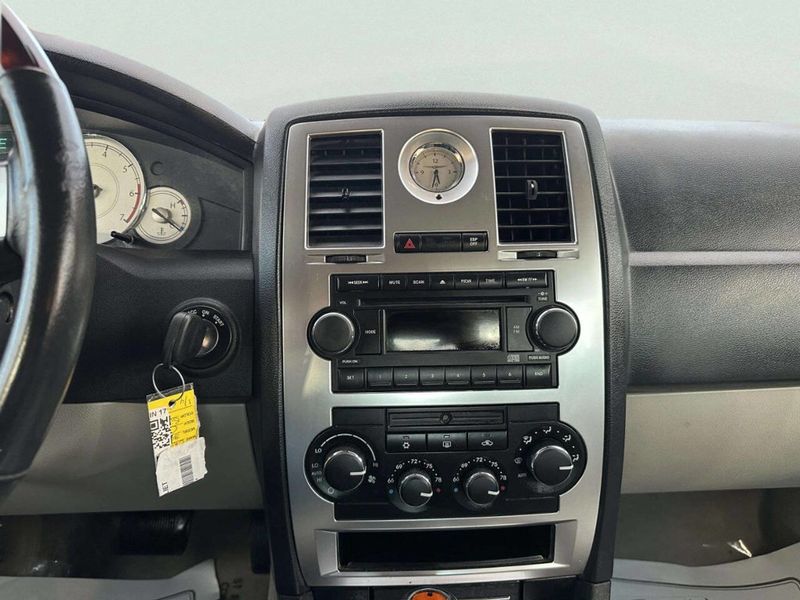 2005 Chrysler 300 4dr Sedan 300C *Ltd Avail* - 22982594 - 26