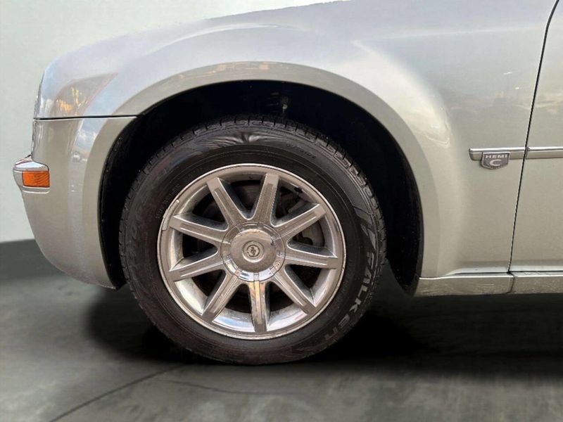 2005 Chrysler 300 4dr Sedan 300C *Ltd Avail* - 22982594 - 32