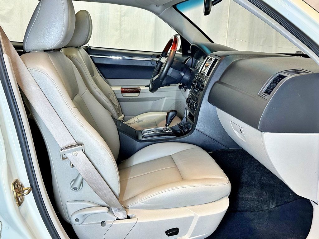 2005 Chrysler 300 4dr Sedan 300 Touring AWD *Ltd Avail* - 23035365 - 18