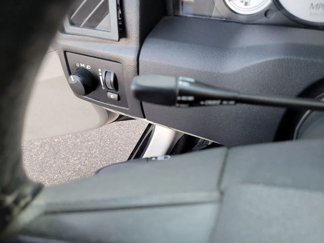 2005 Chrysler 300 Touring Sedan 4D - 22932423 - 25