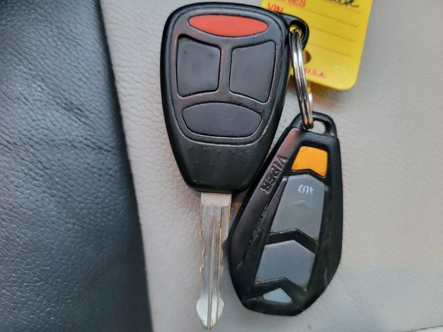 2005 Chrysler 300 Touring Sedan 4D - 22932423 - 32