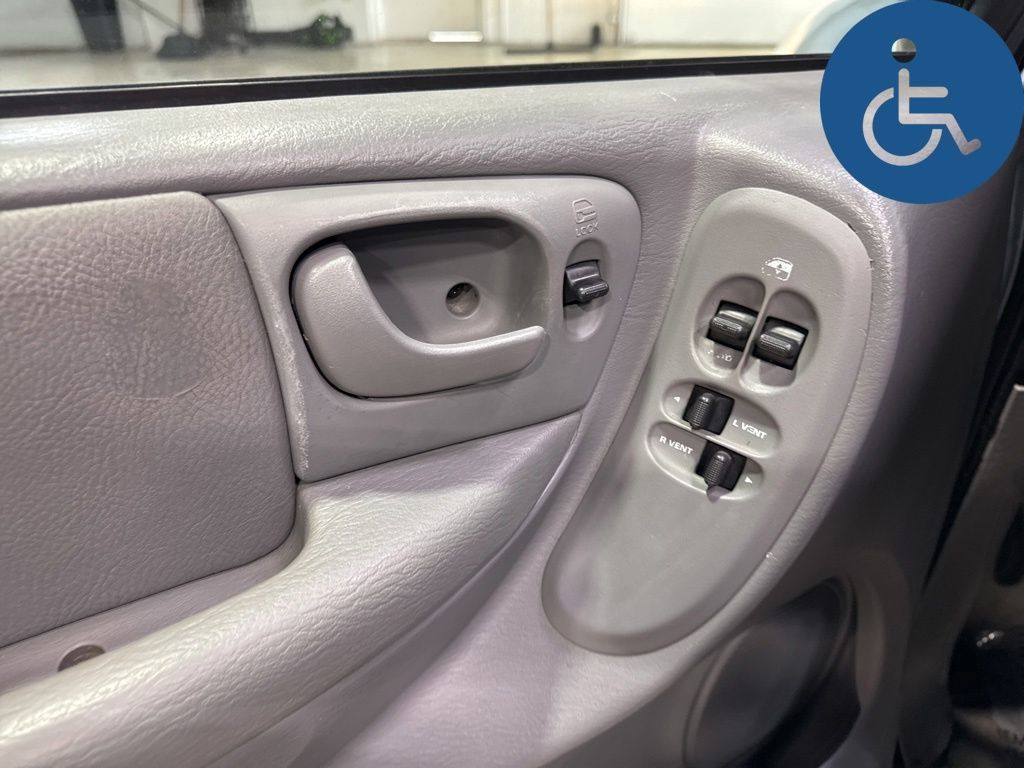 2005 Chrysler Town & Country 4dr LWB Touring FWD - 23022286 - 24