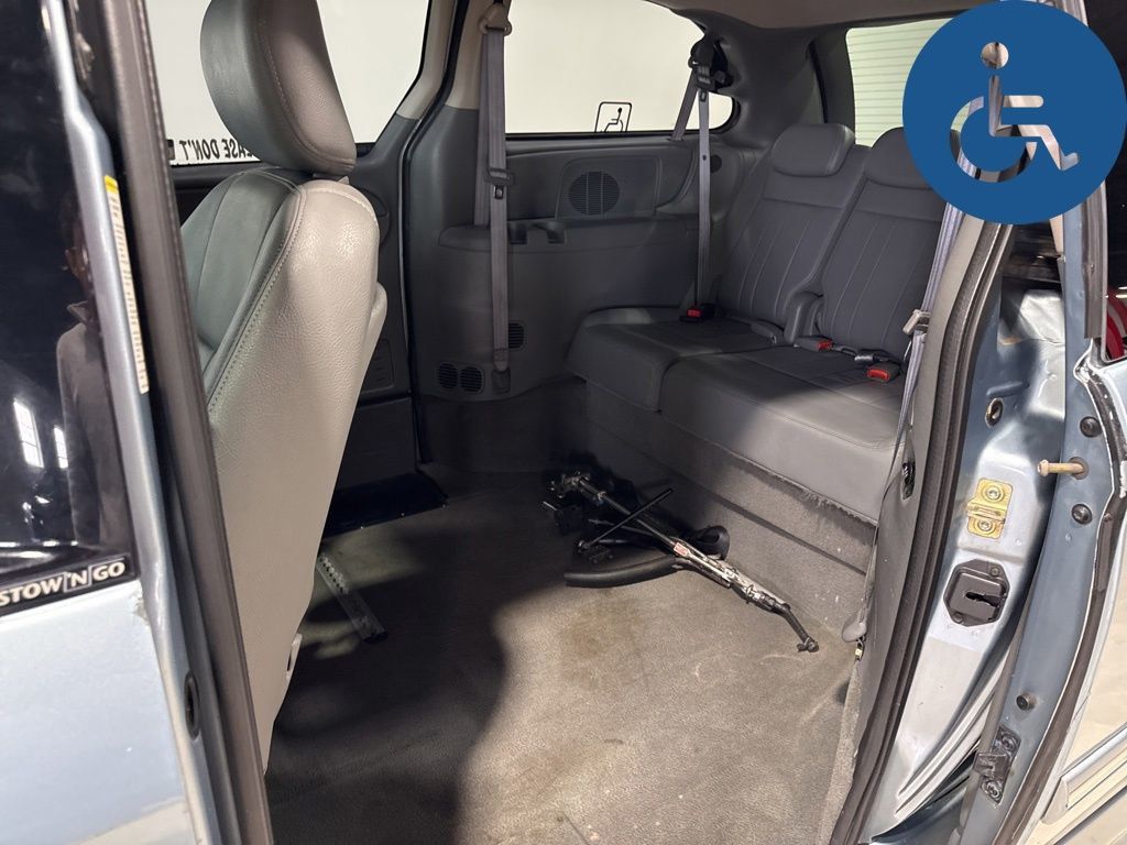 2005 Chrysler Town & Country 4dr LWB Touring FWD - 23022286 - 26
