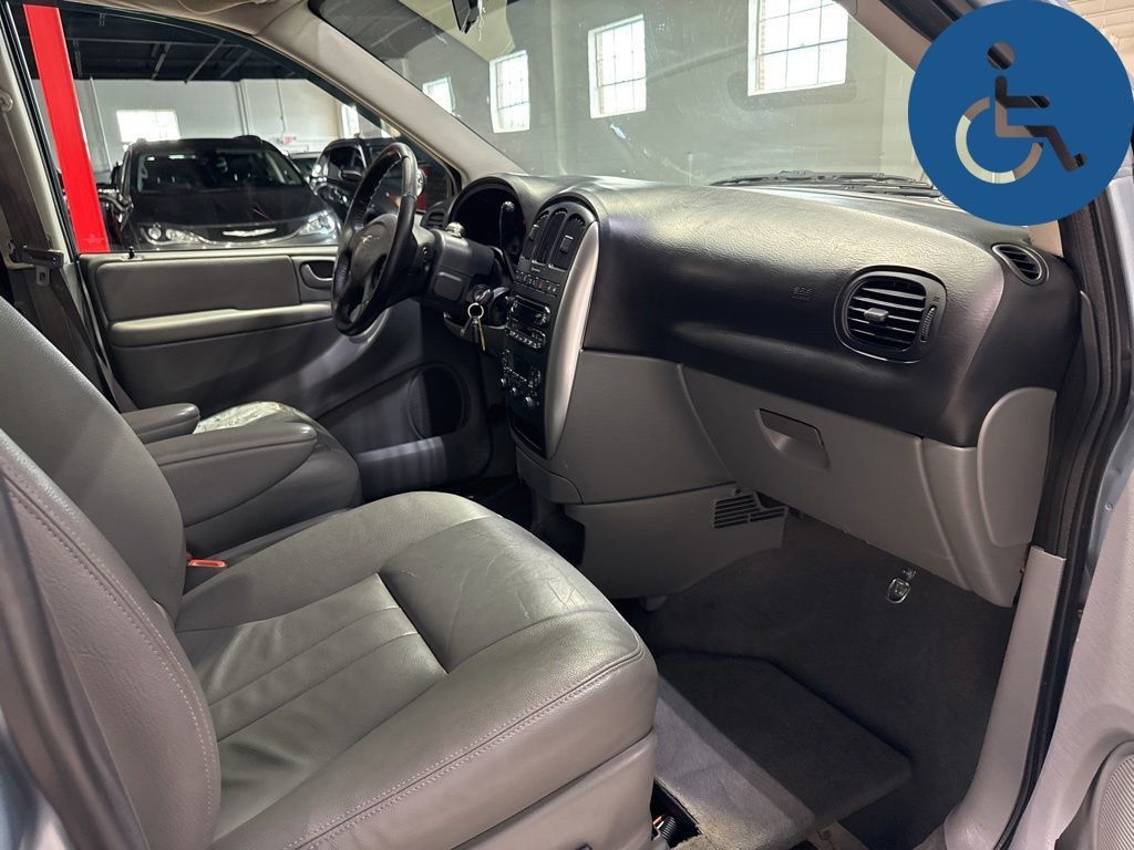 2005 Chrysler Town & Country 4dr LWB Touring FWD - 23022286 - 40