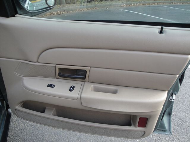 2005 Ford Crown Victoria LX-EDITION, LOADED, LOW-MILES. EXTRA-CLEAN - 22961981 - 26