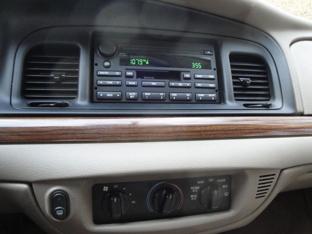 2005 Ford Crown Victoria LX-EDITION, LOADED, LOW-MILES. EXTRA-CLEAN - 22961981 - 36