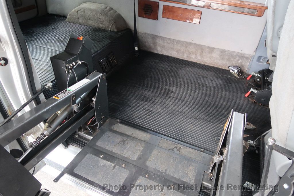 2005 Ford Econoline Cargo Van E250 Cargo Vans Handicap Lift  - 22887105 - 18