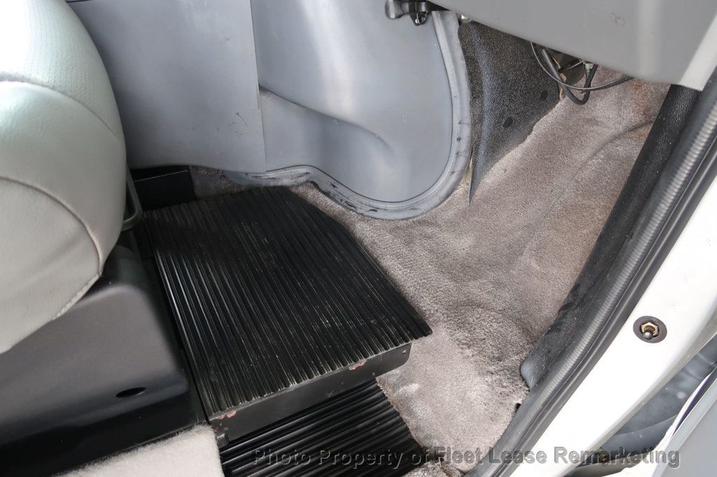 2005 Ford Econoline Cargo Van E250 Cargo Vans Handicap Lift  - 22887105 - 22