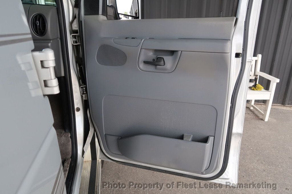 2005 Ford Econoline Cargo Van E250 Cargo Vans Handicap Lift  - 22887105 - 23