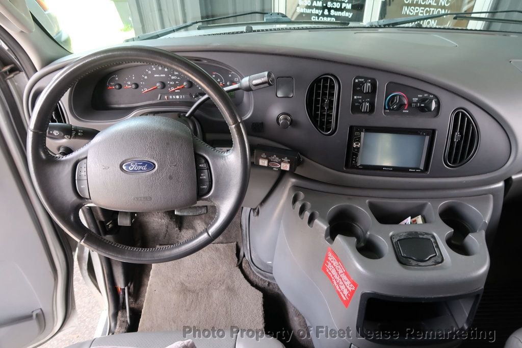 2005 Ford Econoline Cargo Van E250 Cargo Vans Handicap Lift  - 22887105 - 24