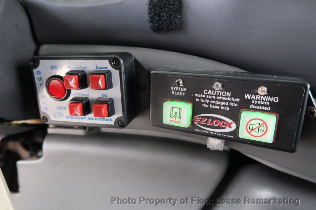 2005 Ford Econoline Cargo Van E250 Cargo Vans Handicap Lift  - 22887105 - 28