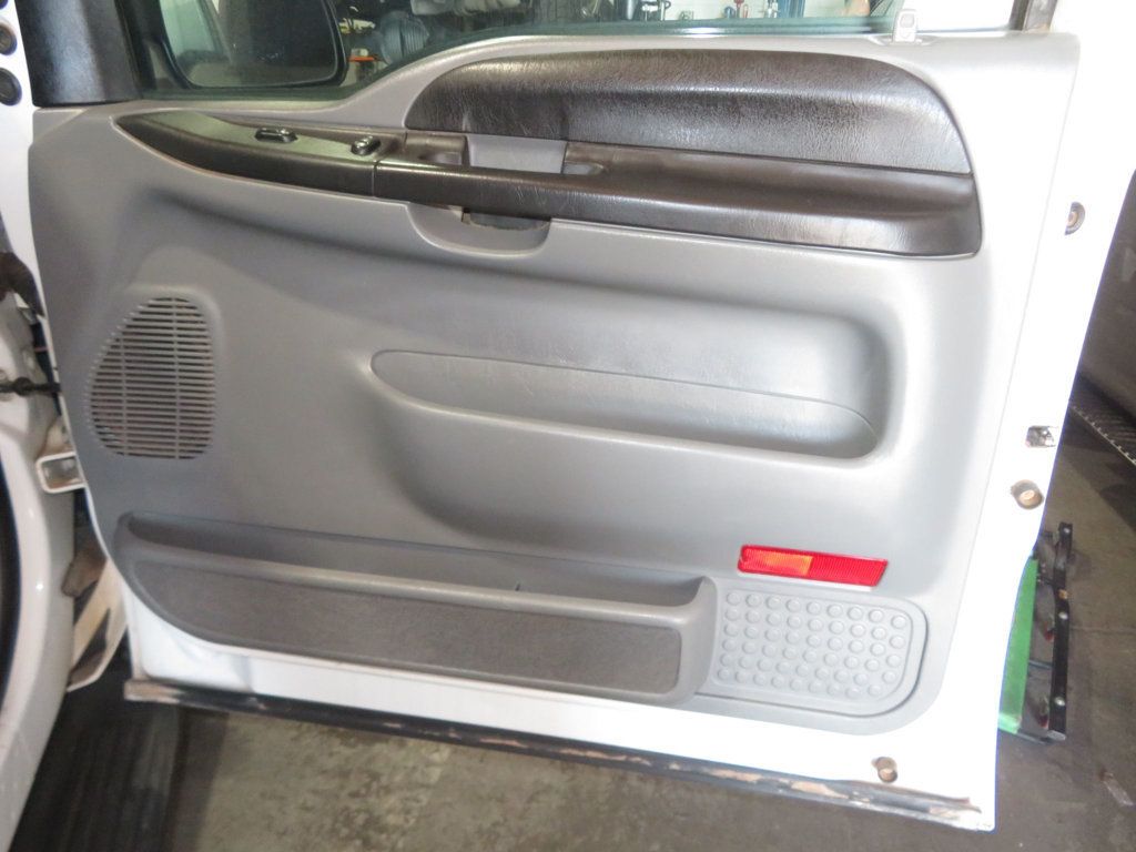 2005 Ford Excursion EXTRA CLEAN 4X4 EXCURSION LOW MILES ONLY 125K THIRD ROW SEATING  - 22951509 - 33