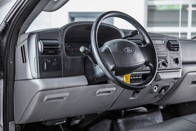 2005 Ford Super Duty F-450 DRW Reg Cab 189" WB 108" CA XL - 15194210 - 25