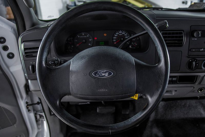 2005 Ford Super Duty F-450 DRW Reg Cab 189" WB 108" CA XL - 15194210 - 30