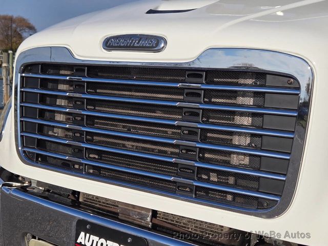 2005 Freightliner Sport Chassis 4X2 4dr Crew Cab - 22943738 - 3