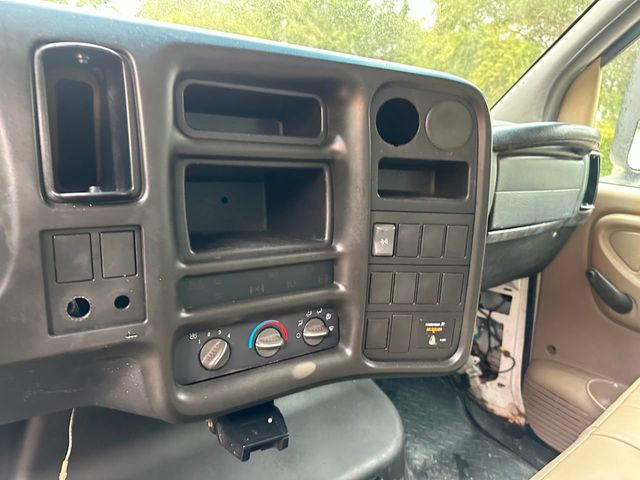 2005 GMC C6500 Chipper Dump Truck *NO CDL REQUIRED*  - 21916640 - 64