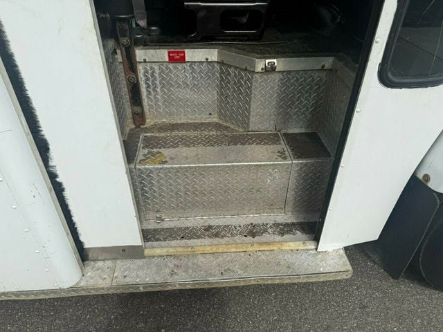 2005 GMC C6500 CREW CAB SERVICE UTILITY BOX WITH GENERATOR LOW MILEAGE OTHERS IN STOCK - 22776393 - 9