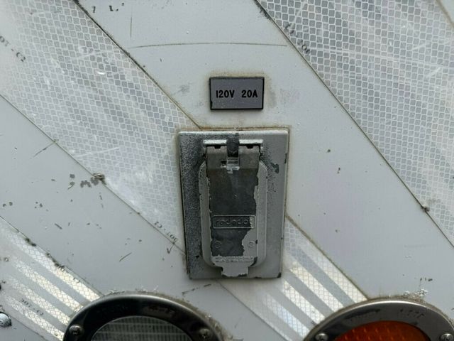 2005 GMC C6500 CREW CAB SERVICE UTILITY BOX WITH GENERATOR LOW MILEAGE OTHERS IN STOCK - 22776393 - 14