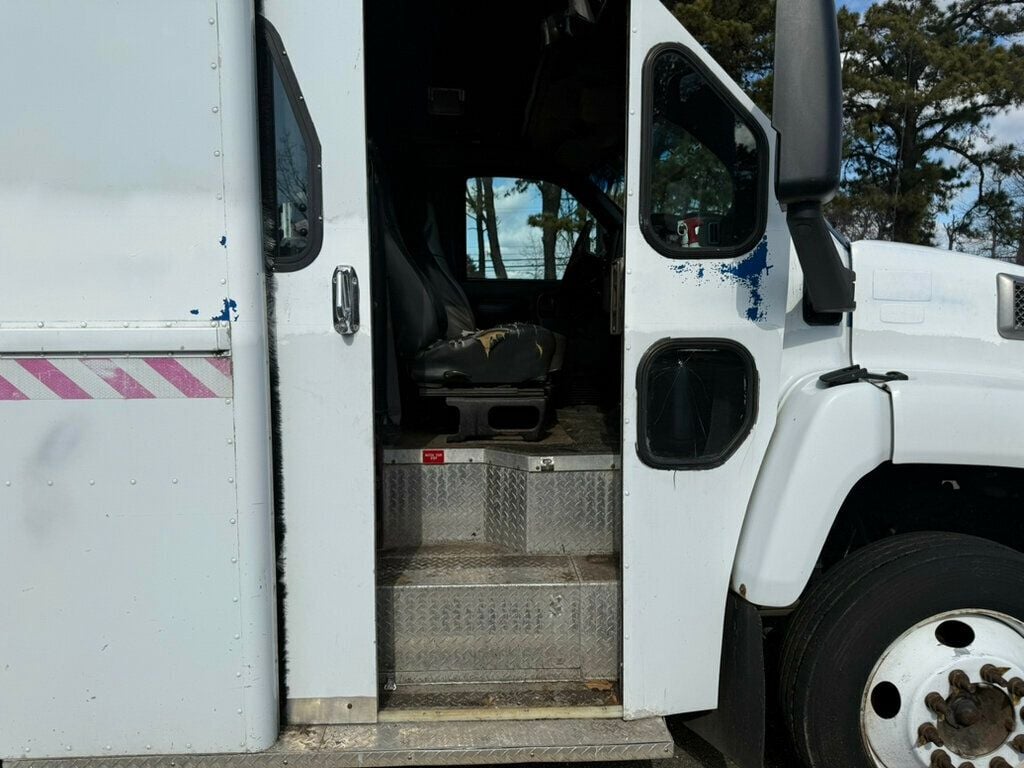 2005 GMC C6500 CREW CAB SERVICE UTILITY BOX WITH GENERATOR LOW MILEAGE OTHERS IN STOCK - 22776393 - 18