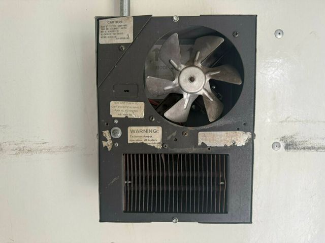 2005 GMC C6500 CREW CAB SERVICE UTILITY BOX WITH GENERATOR LOW MILEAGE OTHERS IN STOCK - 22776393 - 21