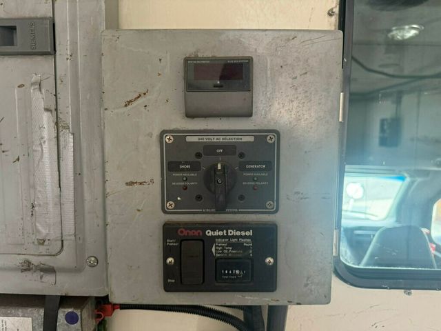 2005 GMC C6500 CREW CAB SERVICE UTILITY BOX WITH GENERATOR LOW MILEAGE OTHERS IN STOCK - 22776393 - 22