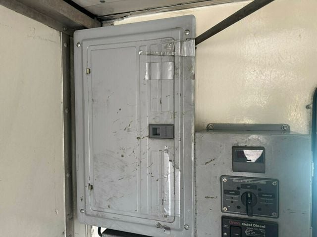 2005 GMC C6500 CREW CAB SERVICE UTILITY BOX WITH GENERATOR LOW MILEAGE OTHERS IN STOCK - 22776393 - 26