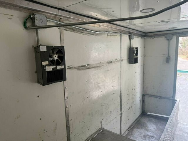 2005 GMC C6500 CREW CAB SERVICE UTILITY BOX WITH GENERATOR LOW MILEAGE OTHERS IN STOCK - 22776393 - 27