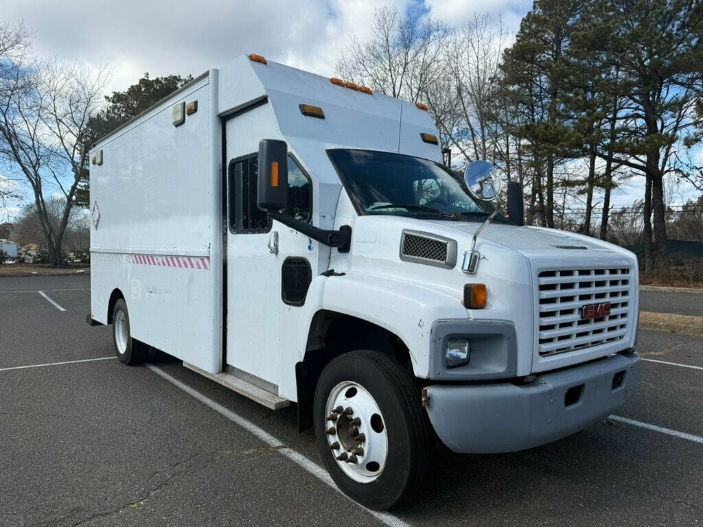 2005 GMC C6500 CREW CAB SERVICE UTILITY BOX WITH GENERATOR LOW MILEAGE OTHERS IN STOCK - 22776393 - 2