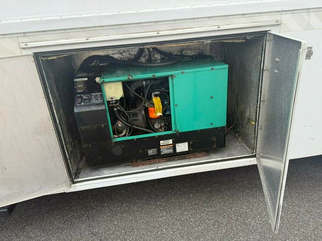 2005 GMC C6500 CREW CAB SERVICE UTILITY BOX WITH GENERATOR LOW MILEAGE OTHERS IN STOCK - 22776393 - 29