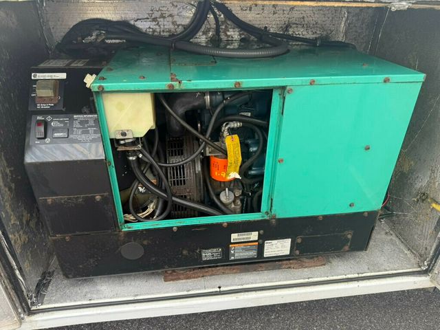 2005 GMC C6500 CREW CAB SERVICE UTILITY BOX WITH GENERATOR LOW MILEAGE OTHERS IN STOCK - 22776393 - 30