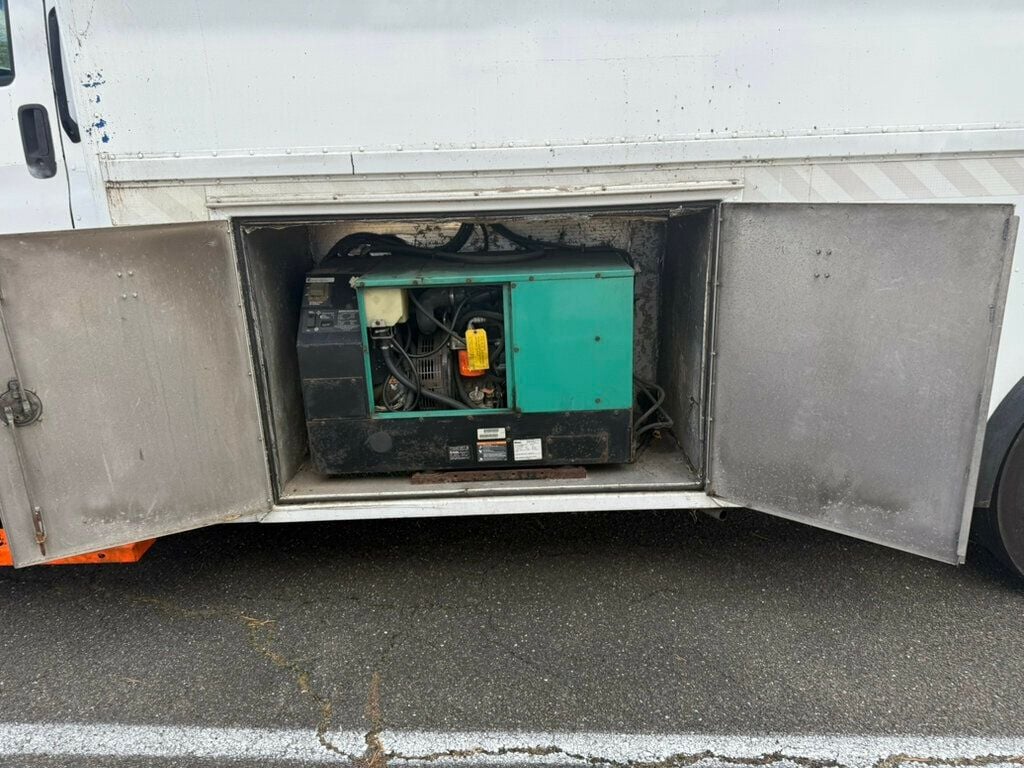 2005 GMC C6500 CREW CAB SERVICE UTILITY BOX WITH GENERATOR LOW MILEAGE OTHERS IN STOCK - 22776393 - 34